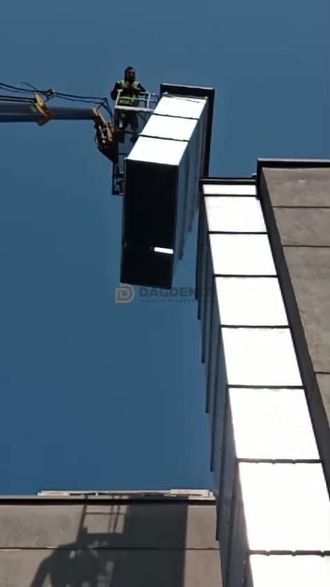 Dış cepheye kare kesitli baca/kanal montajı