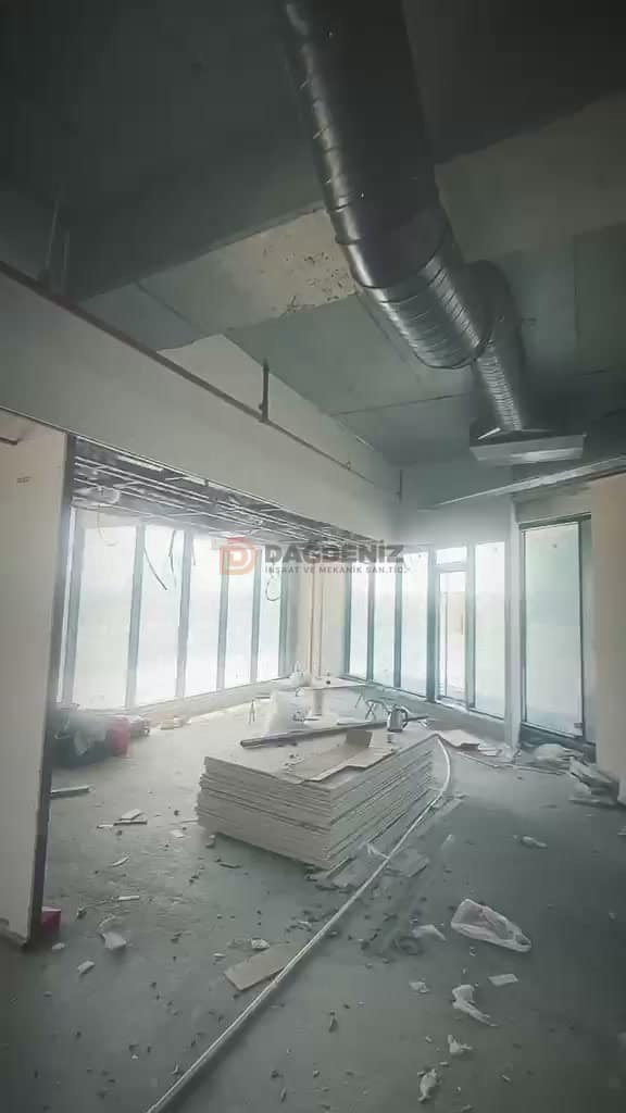 Plaza katında izoleli yuvarlak ana kanal