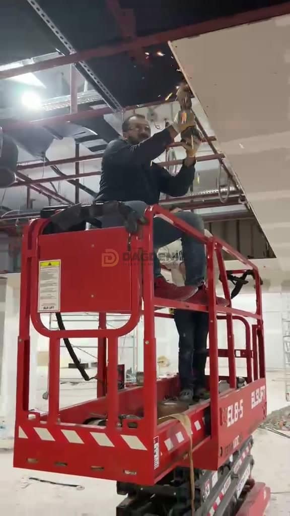 Plaza tavanında makaslı platformla kanal montajı